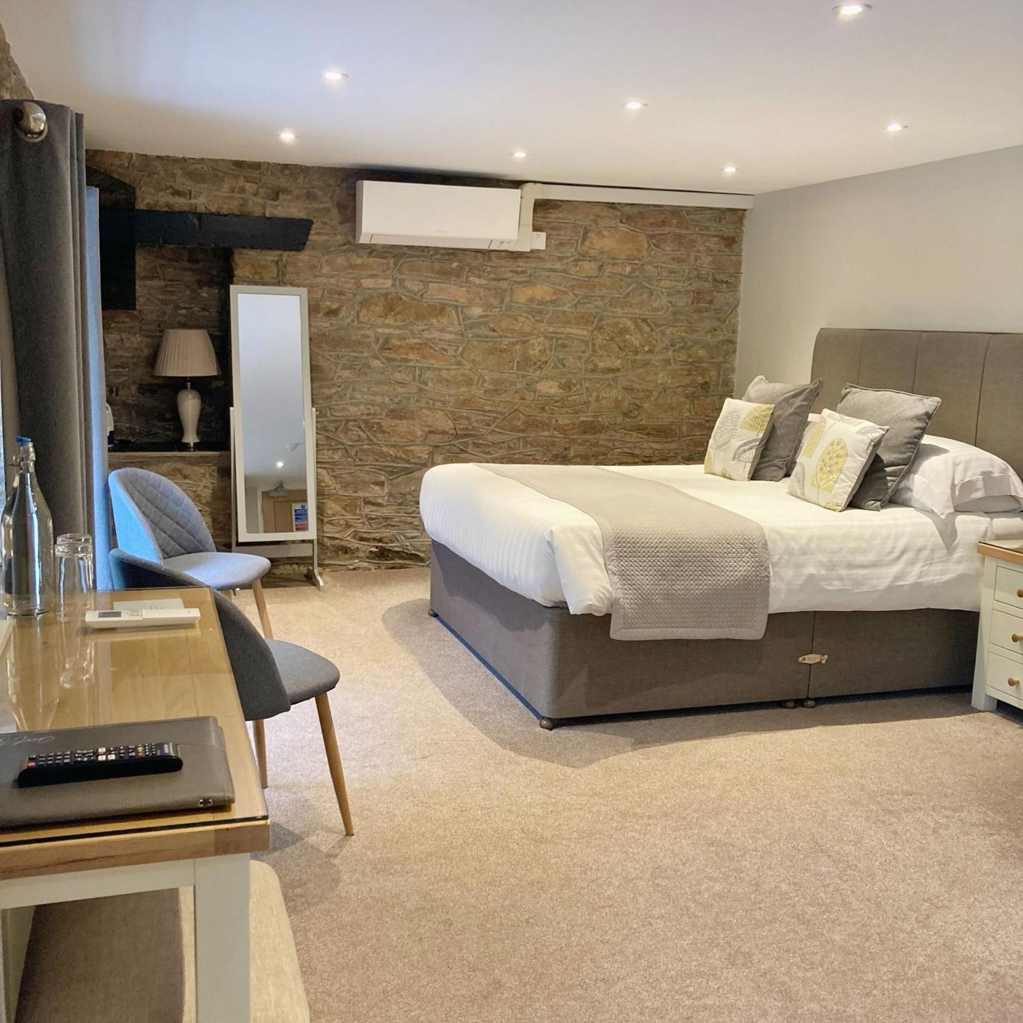 The Britannia Inn & Waves Restaurant St Austell Room photo